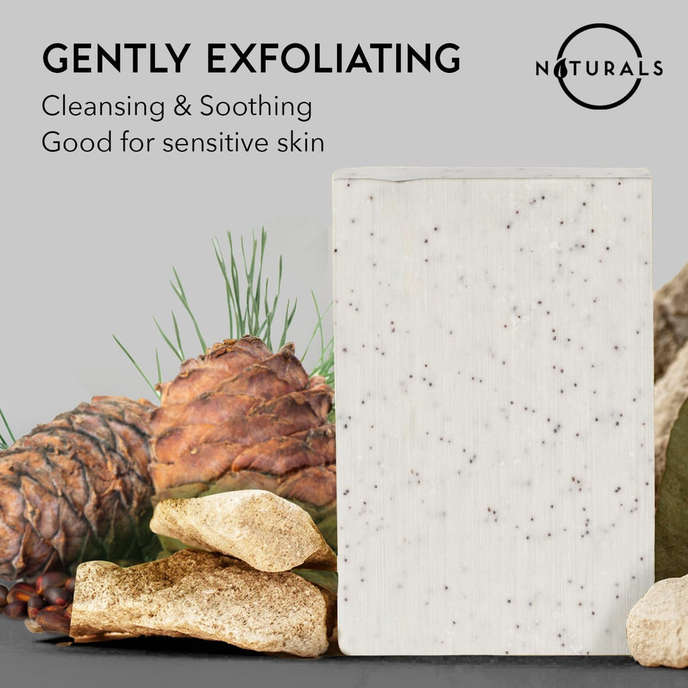 O NATURALS Savon exfoliant au cèdre, grains d'abricot visibles pour exfoliation du visage.