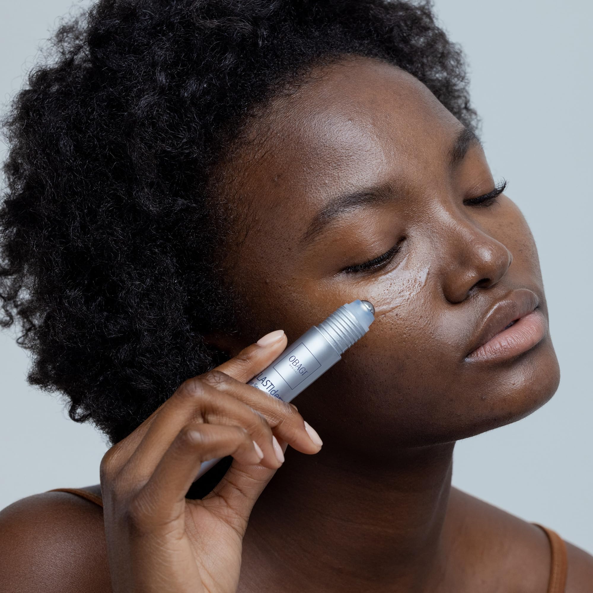 Obagi ELASTIderm – Utilisation quotidienne pour rafraîchir le regard.