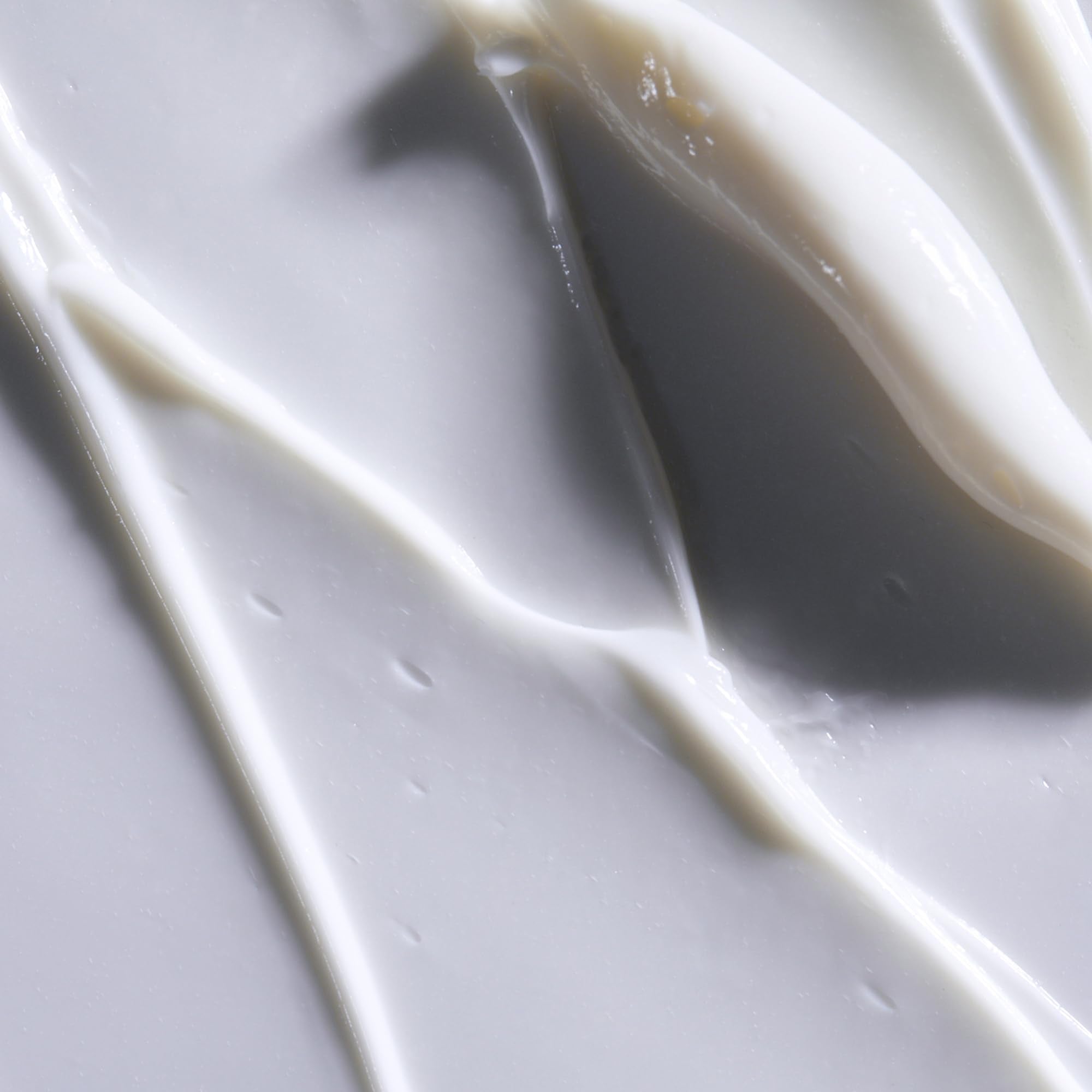 Application quotidienne du soin Obagi Rebalance apporte douceur et hydratation instantanée.