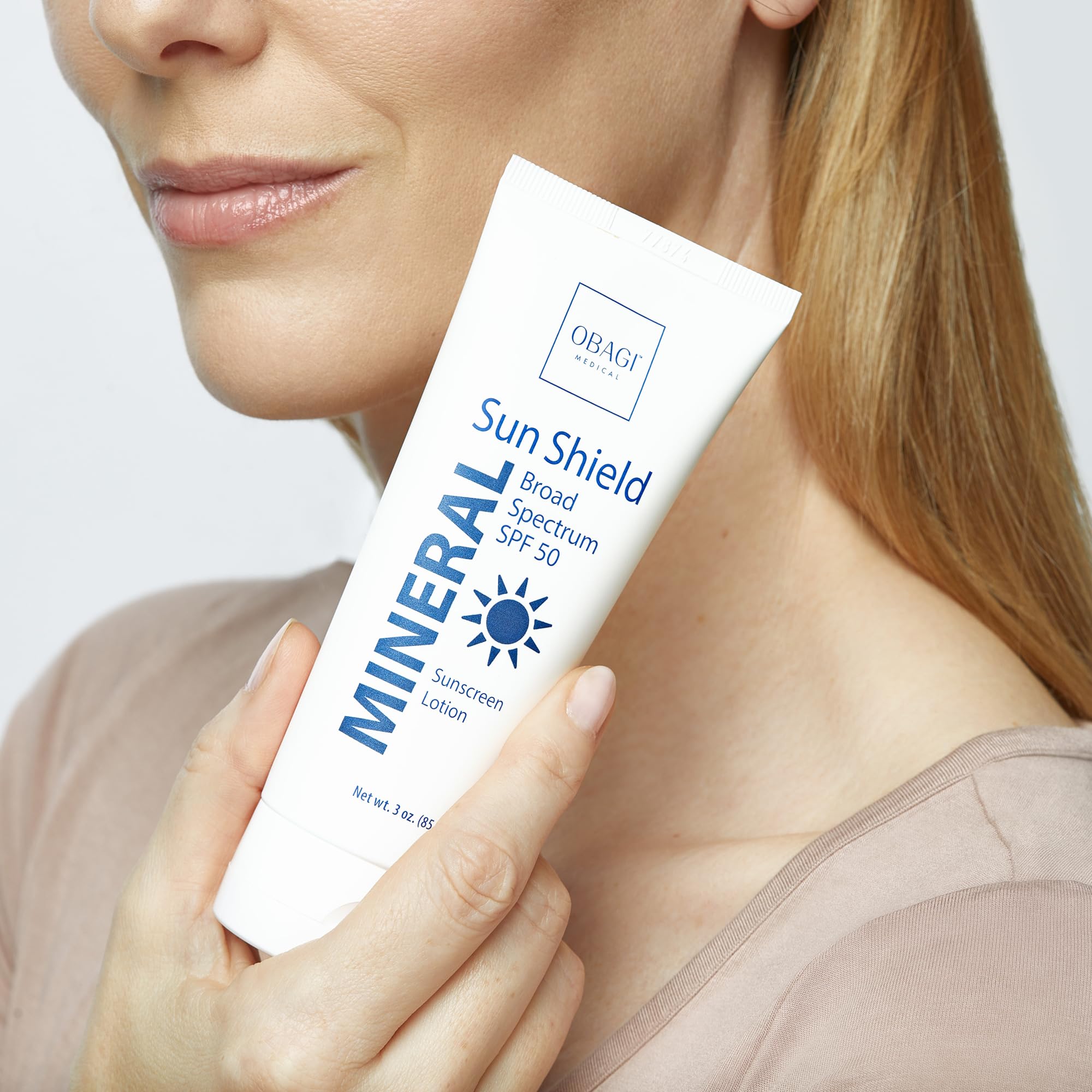 Obagi Sun Shield Minéral SPF50, emballage simple et pratique.