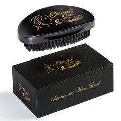 Ocean View Deep Waves Pomade – brosse en bois prête à aider à former des vagues nettes.