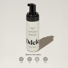 Cheveux traités avec la mousse Odele après application et volume accru.