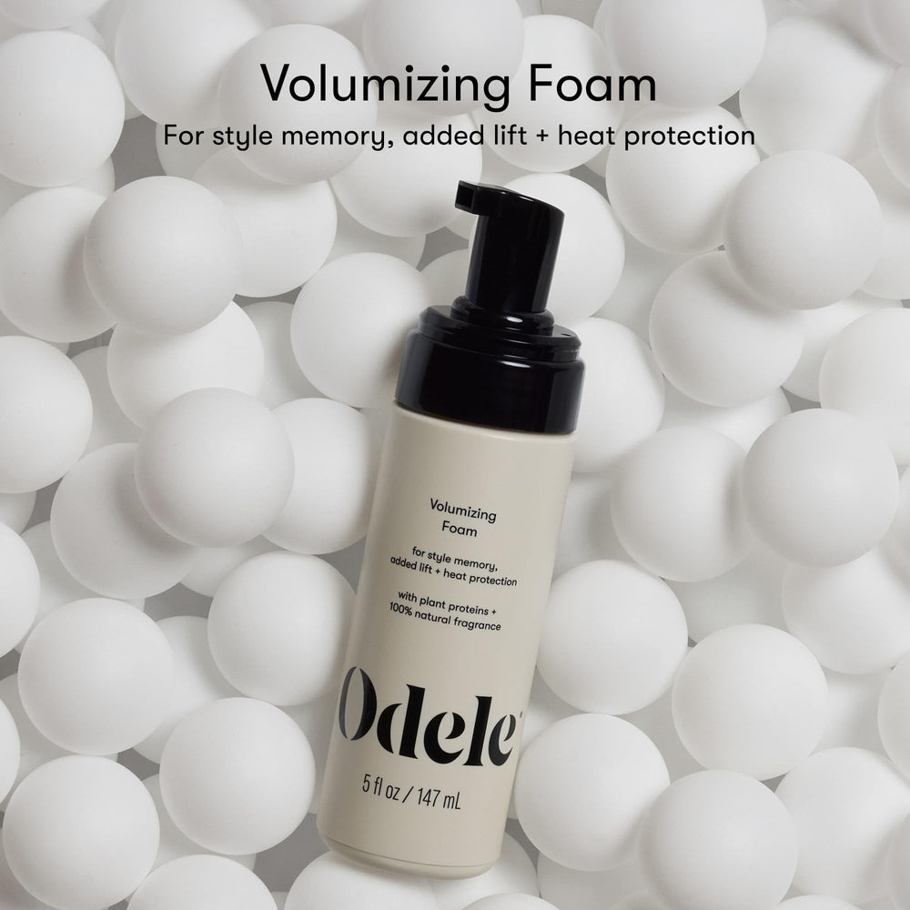 Mousse volumisante Odele dans la main prête à être appliquée.