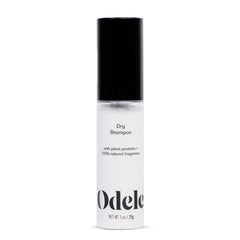 Poudre sèche Odele absorbante appliquée sur les racines pour une brillance contrôlée.