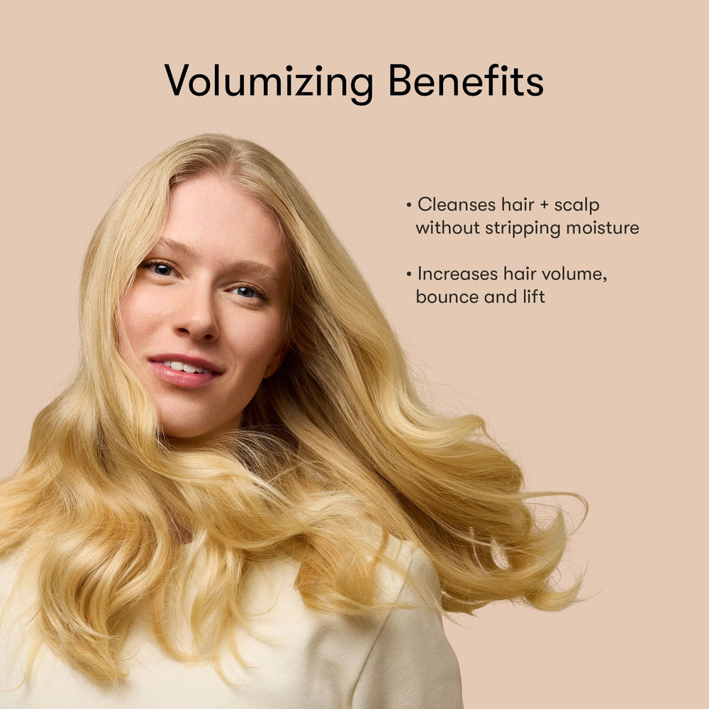 Cheveux ondulés volumisés par le shampooing volumeisant Odele