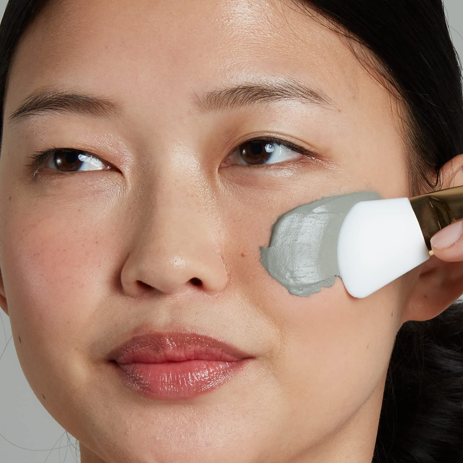 Ambiance spa à domicile avec le masque Ogee pour soin sensoriel.