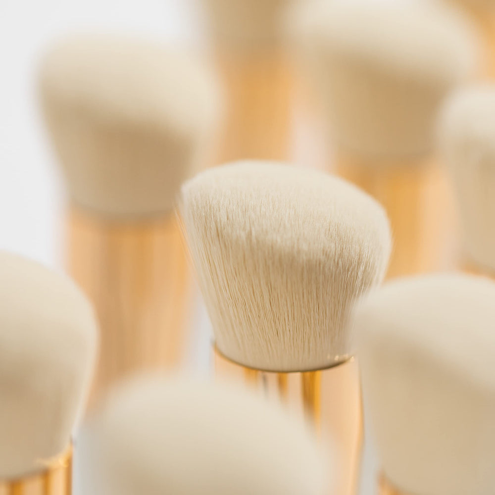 Nettoyage facile des poils synthétiques végan pour hygiène optimale.