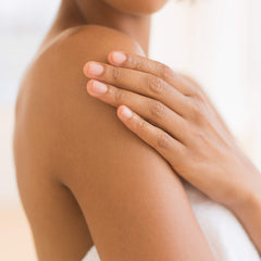 Gel douche Olay Anti-Âge texture crème: mousse douce sur la peau.