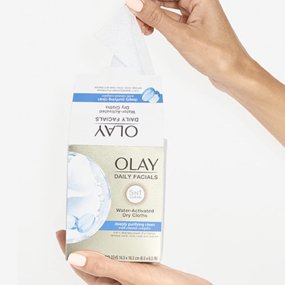 Olay lingettes visage 2-en-1, micro-billes exfolient doucement et affinent la texture.