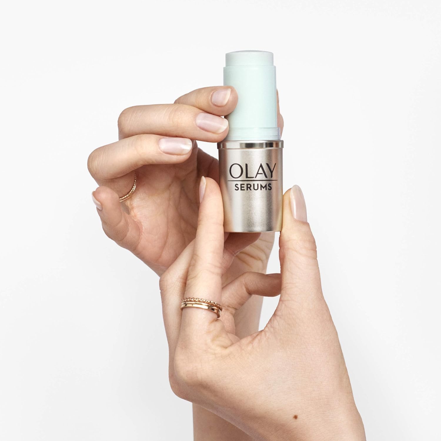 Olay Stick Sérum rafraîchissant apporte un éclat naturel.