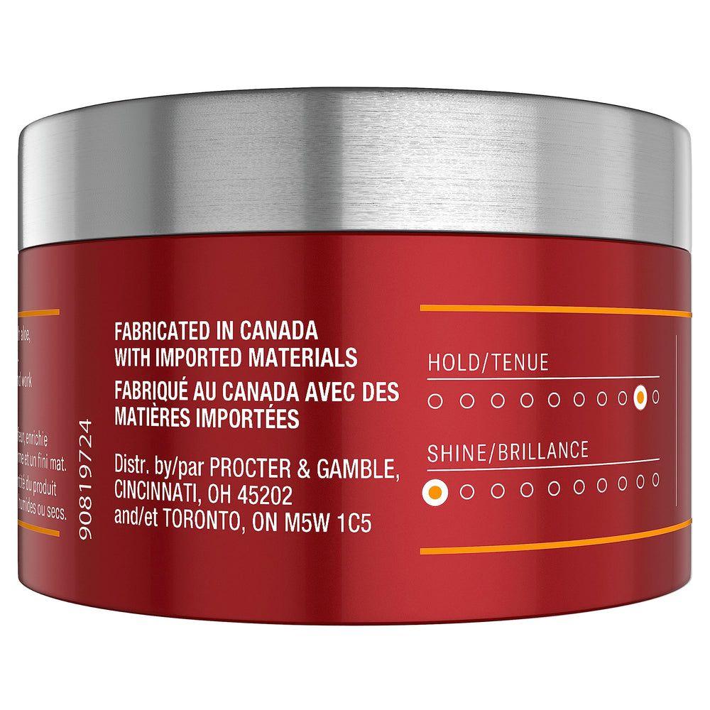 Application du produit Old Spice Barbers Blend Putty montrant une coiffure naturelle et maîtrisée.