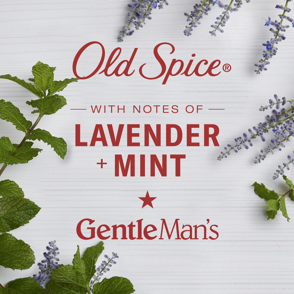 Homme utilisant la lotion Old Spice Lavande Menthe dans sa routine matinale.