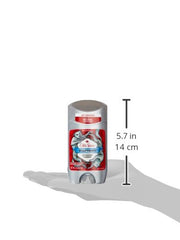 Homme utilisant Old Spice Wolfthorn pour une fraîcheur masculine.