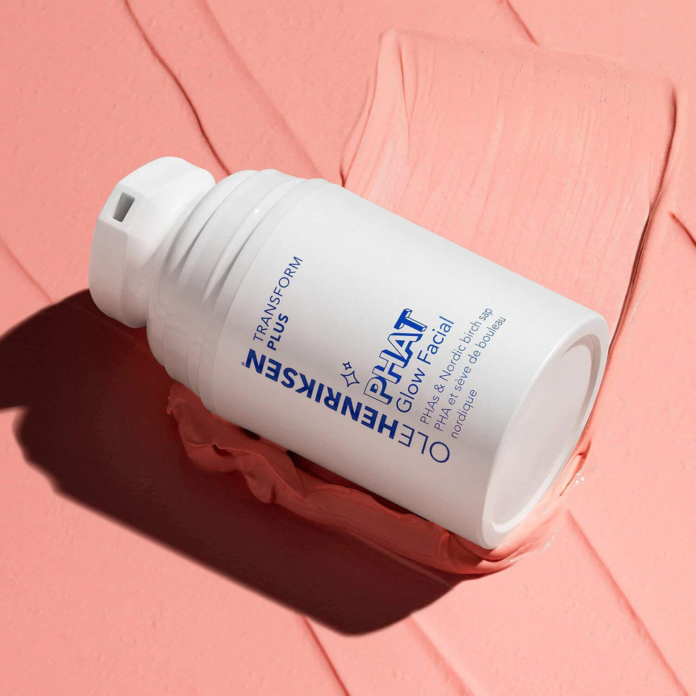 Application facile du masque Phat Glow sur le visage, avec une sensation rafraîchissante.