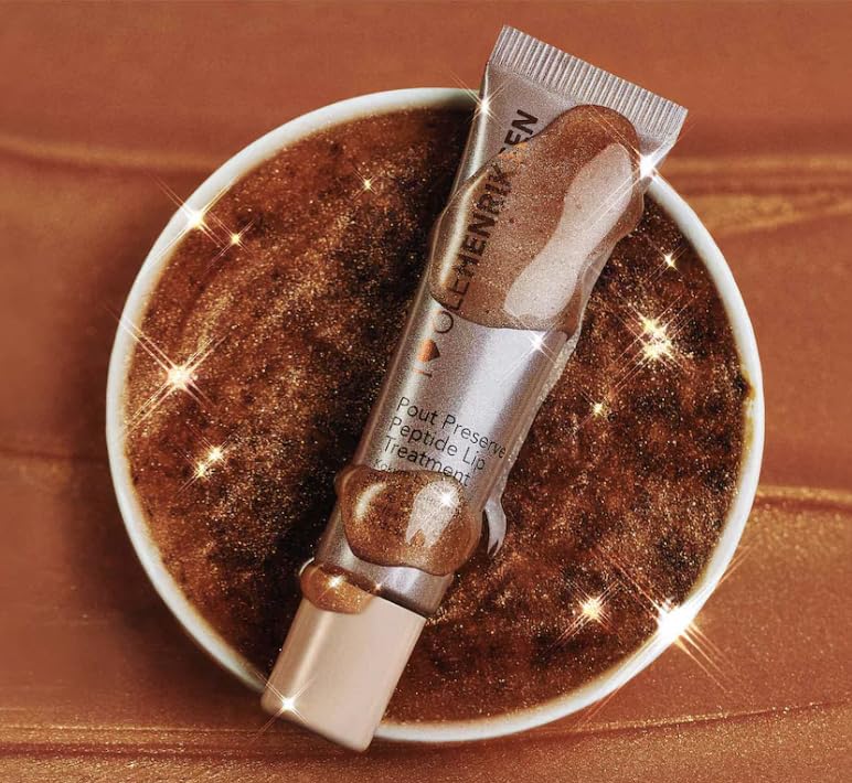 Application du soin Ole Henriksen Pout Preserve sur les lèvres.