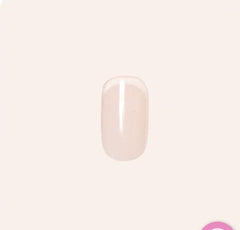 Ongles adhesifs Olive & June squoval peche, parfait pour des occasions variees et faciles a poser.