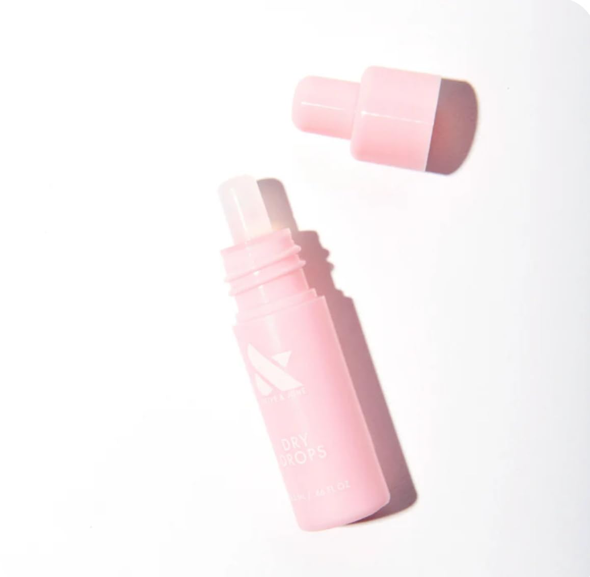 Olive & June Dry Drops, application d'une main grâce au tube pressable.