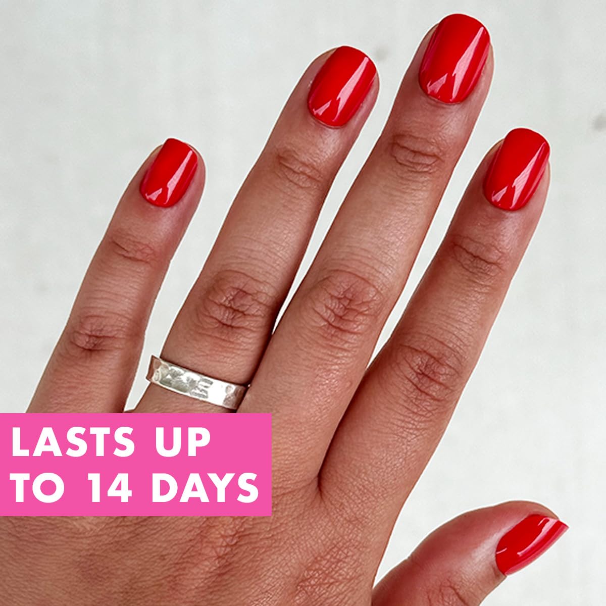 Forme squoval Olive & June Instant Mani pour un rendu naturel.