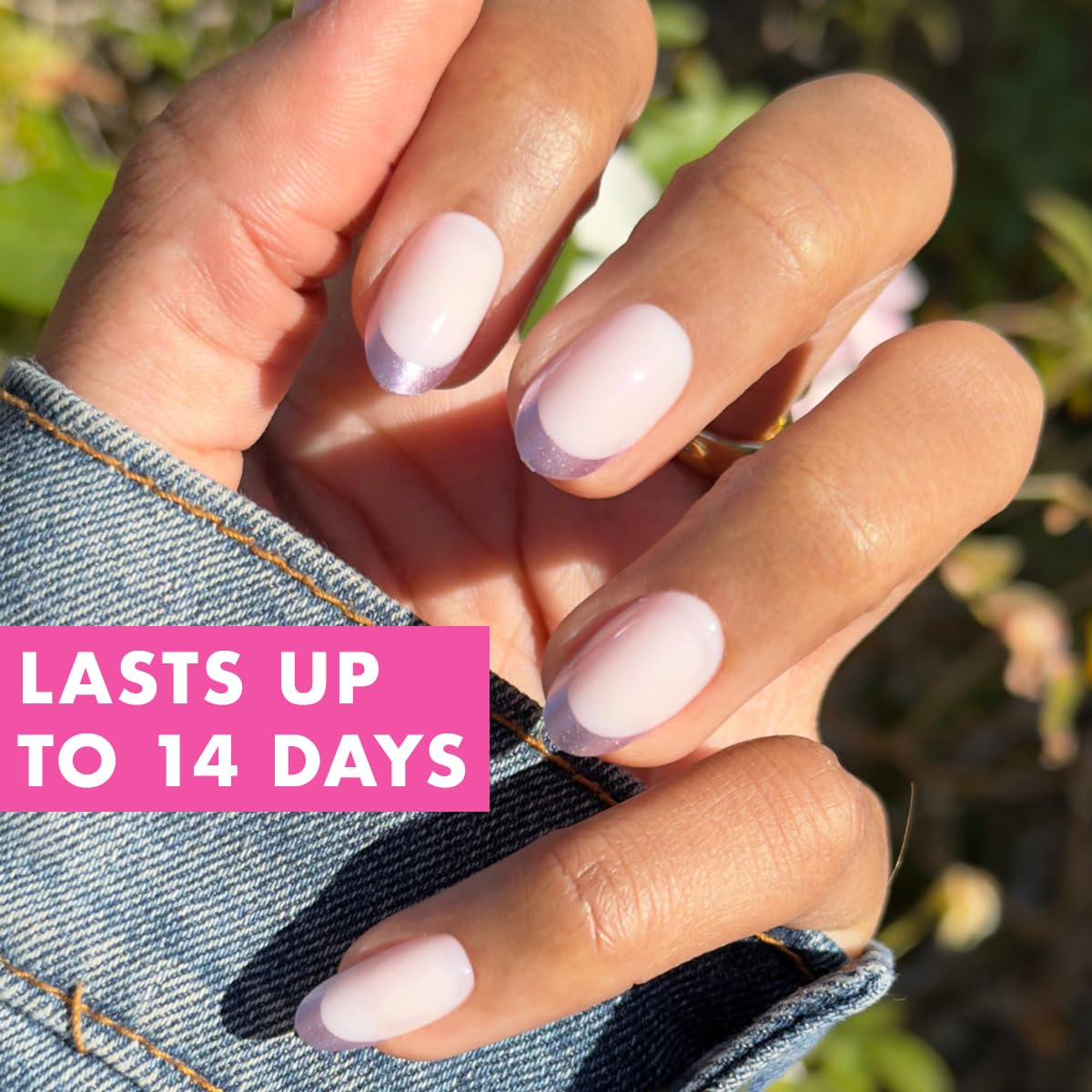 Port jusqu’à 14 jours des ongles adhésifs Olive & June.