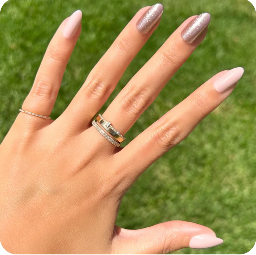 Accent bronze sur ongles Olive & June Instant Mani pour un look élégant.