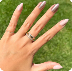 Accent bronze sur ongles Olive & June Instant Mani pour un look élégant.