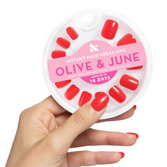 Ongles Olive & June Instant Mani rouge cerise, look réaliste et pose rapide.