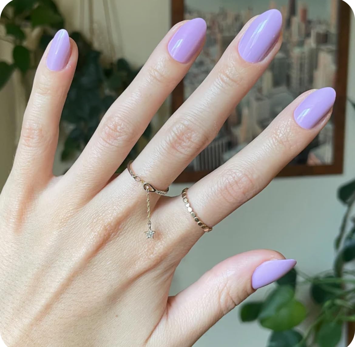 Ongles adhésifs amande taille moyenne Olive & June, application rapide pour une manucure maison.