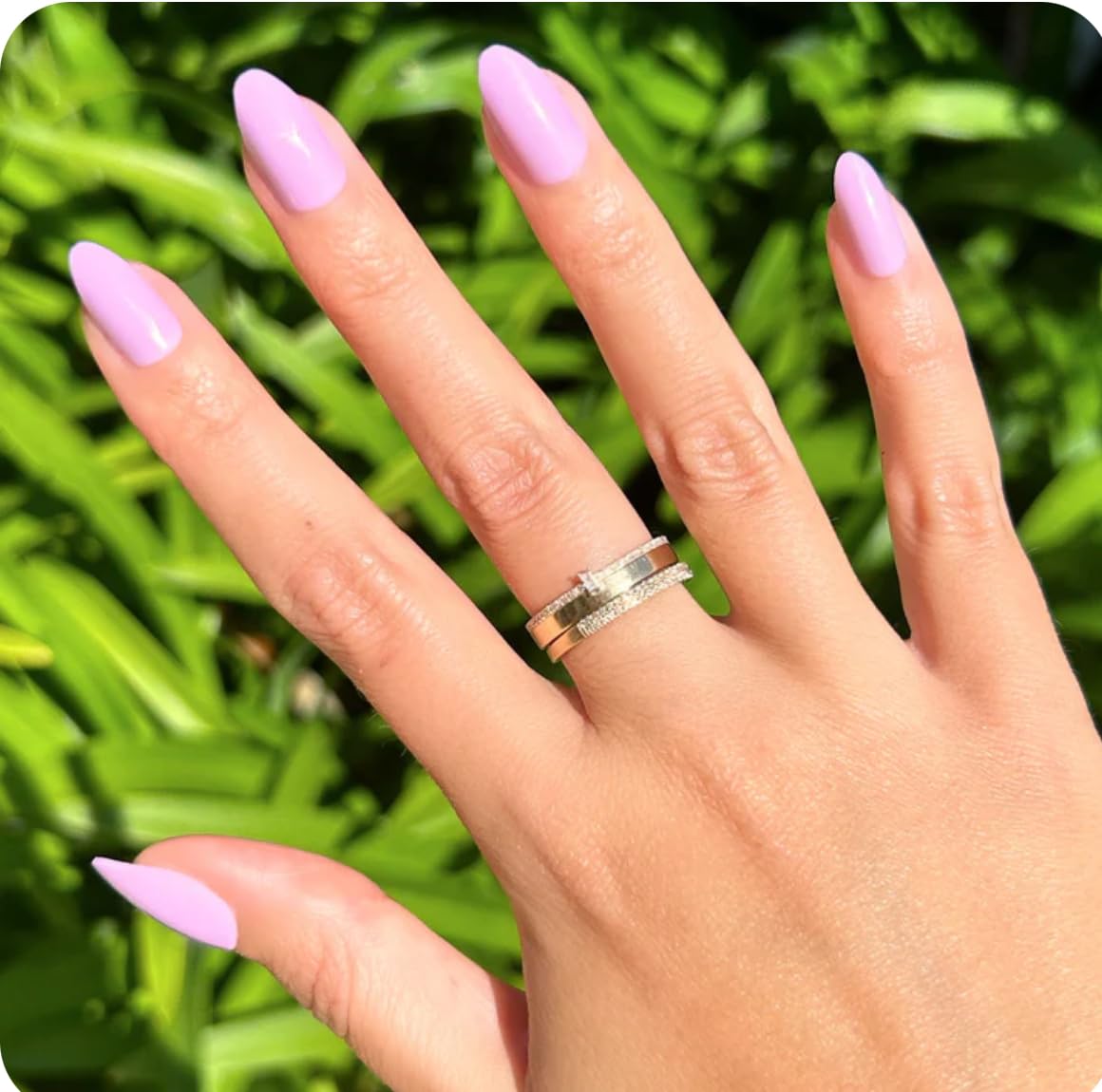 Ongles adhésifs amande taille moyenne Olive & June, aspect salon durable sans rendez-vous.