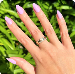 Ongles adhésifs amande taille moyenne Olive & June, aspect salon durable sans rendez-vous.