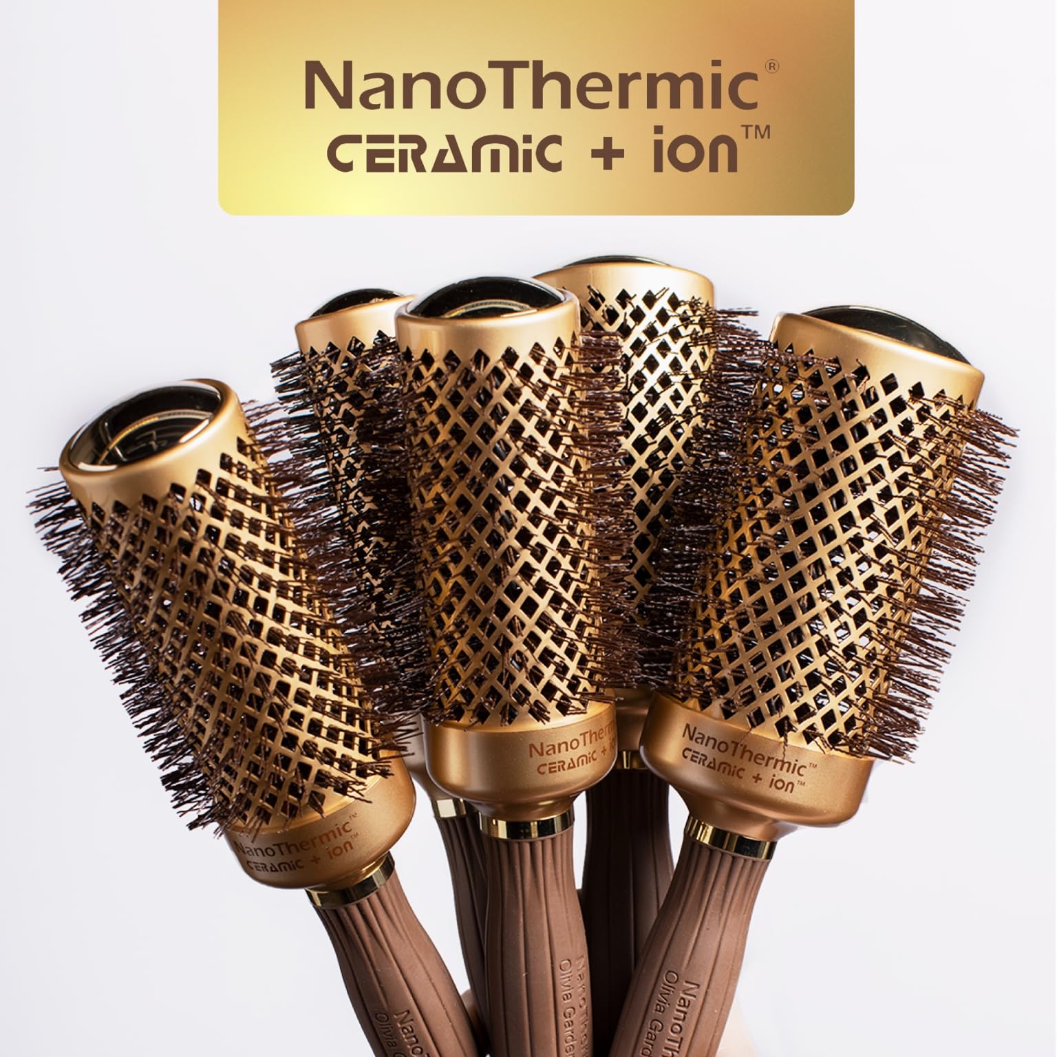 Brosse Olivia Garden Nanothermic utilisée par des pros pour un brushing précis.
