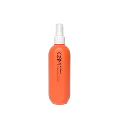 O&M Atonic brume épaisseur cheveux sur bouteille, pour plus de corps et volume.