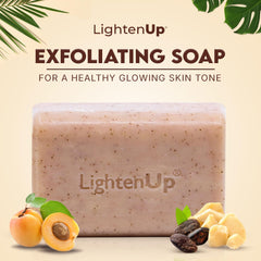 OMC Lighten-Up mousse gommante en main démontrant exfoliation douce visage et corps