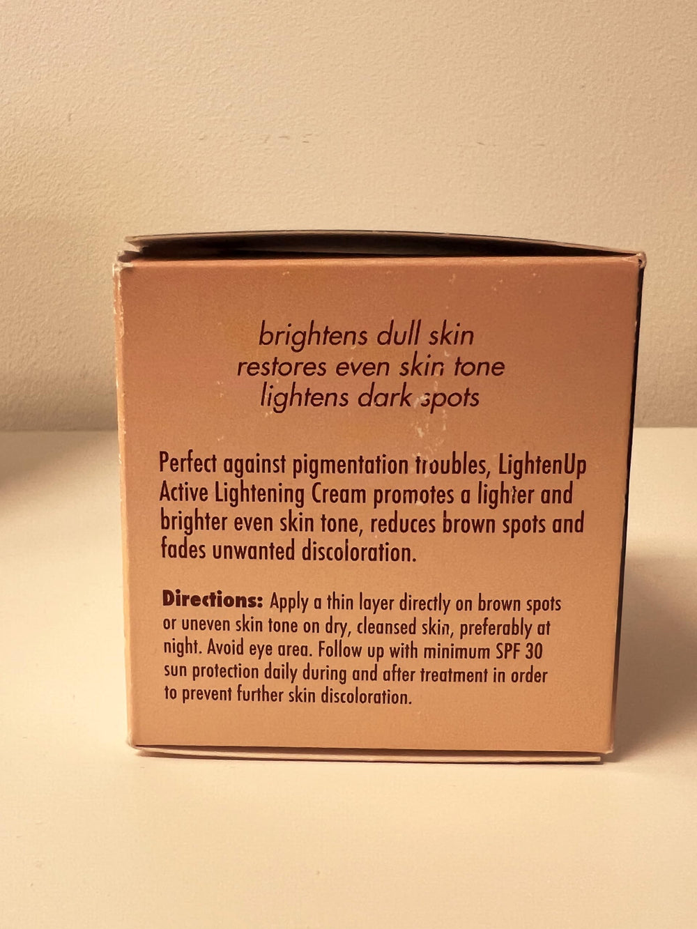 Lighten-Up Plus SPF 50 protège quotidiennement.