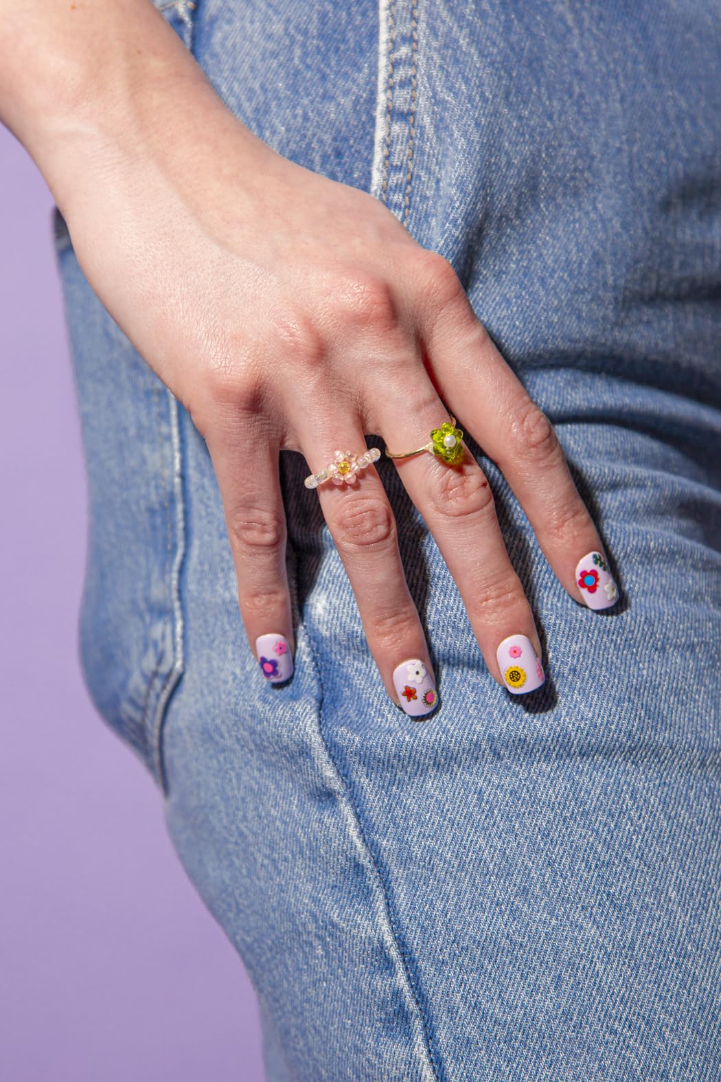 Omy Fleurs : couleur vive et motifs floraux pour l'art des ongles.
