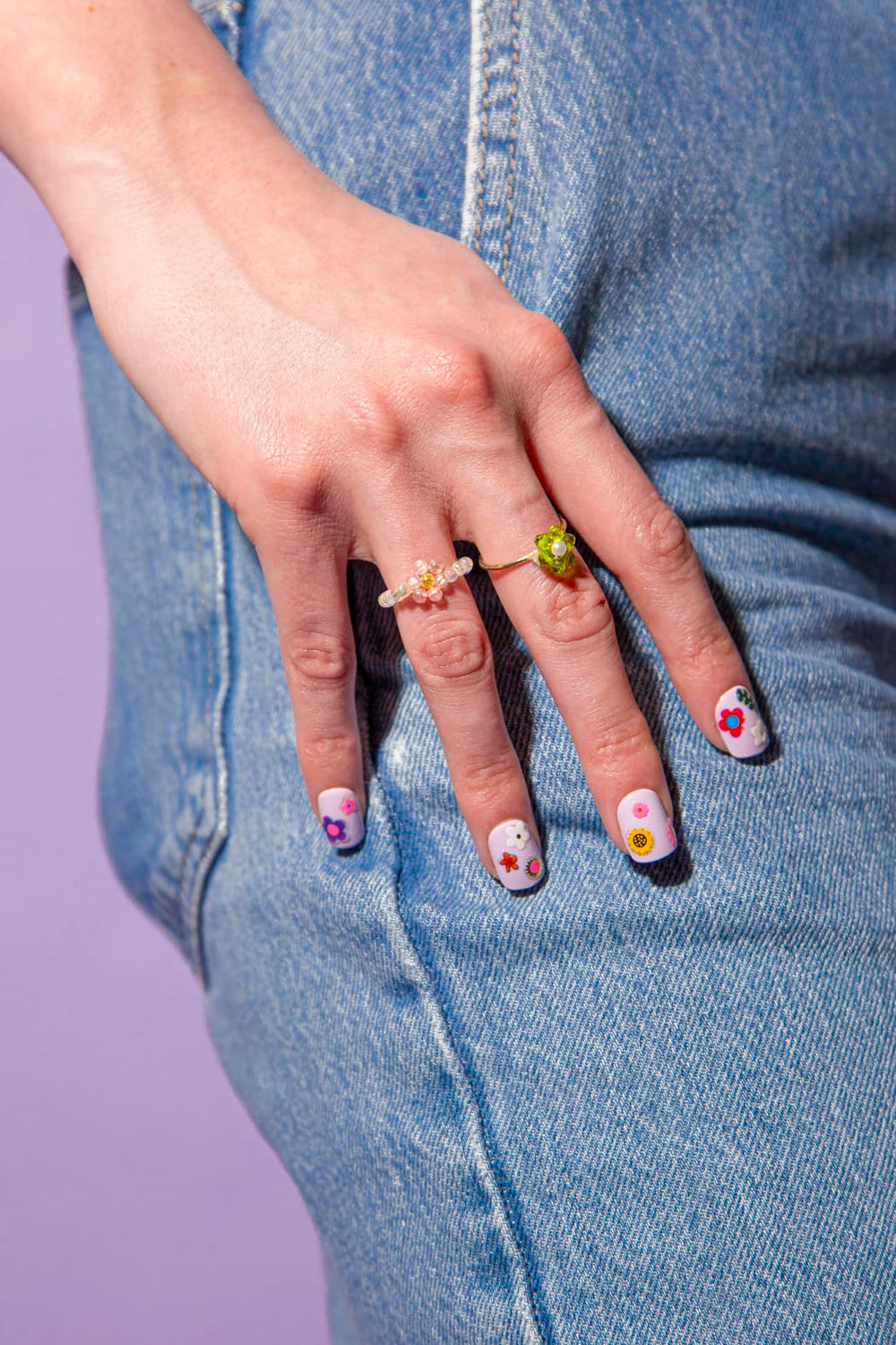 Omy Fleurs : couleur vive et motifs floraux pour l'art des ongles.