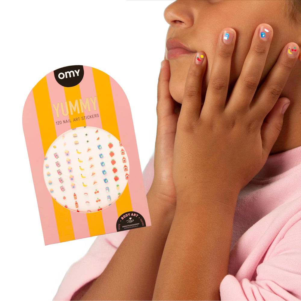 Omy Yummy stickers ambiance fête et couleur pour créer des looks festifs.