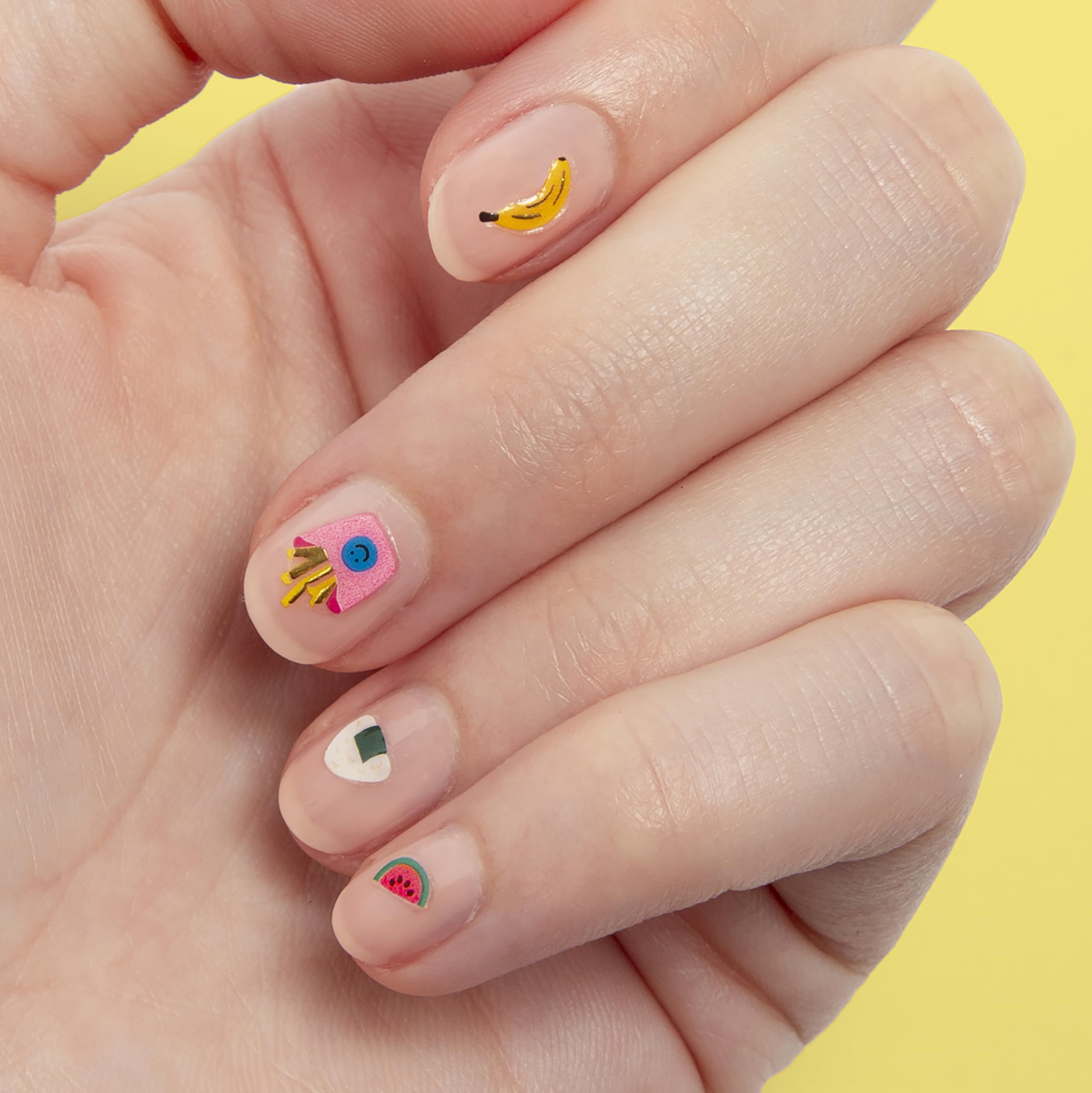 Omy Yummy stickers gros plan couleurs brillantes, éclat durable sur les ongles.