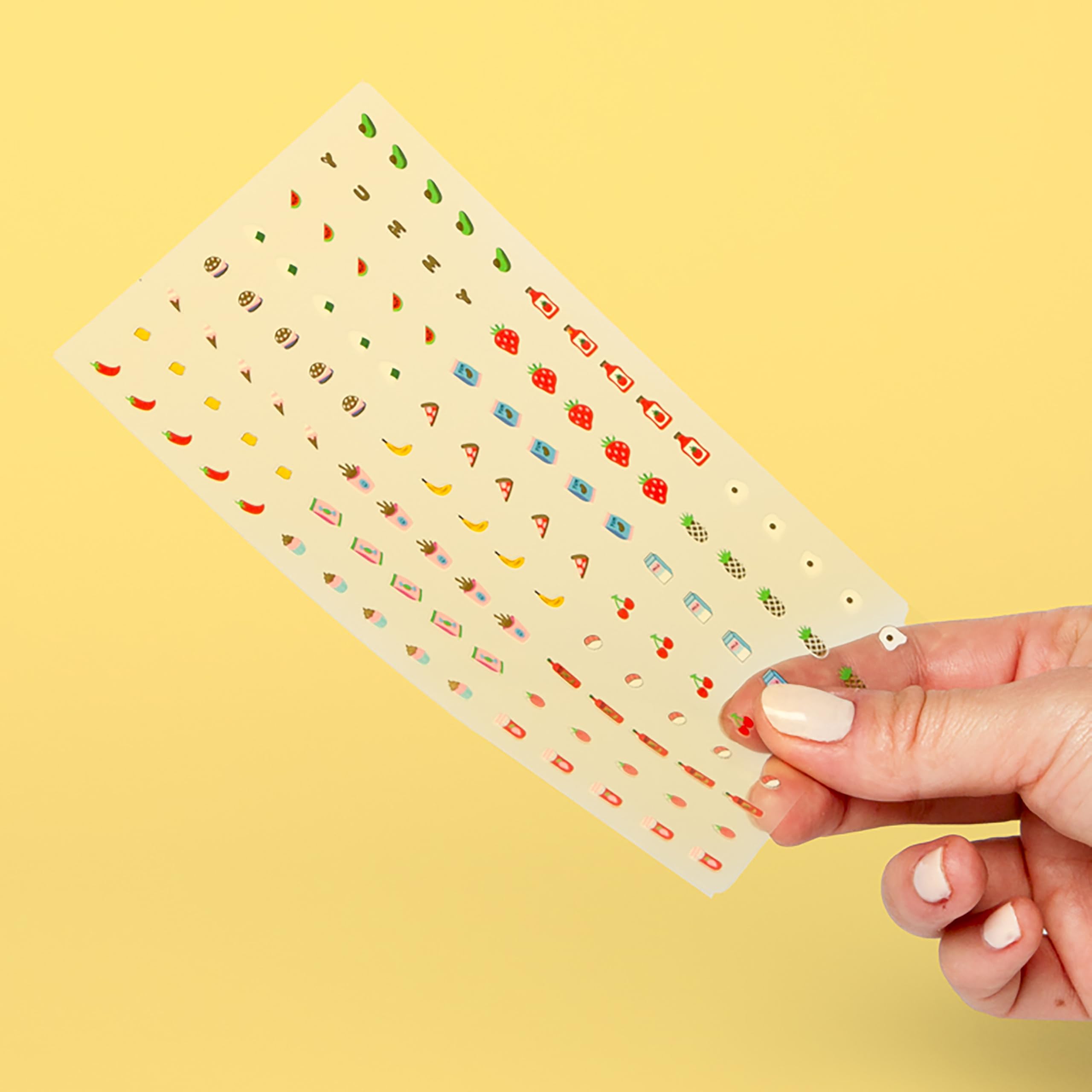 Omy Yummy stickers sur les doigts, application simple et tenue agréable.
