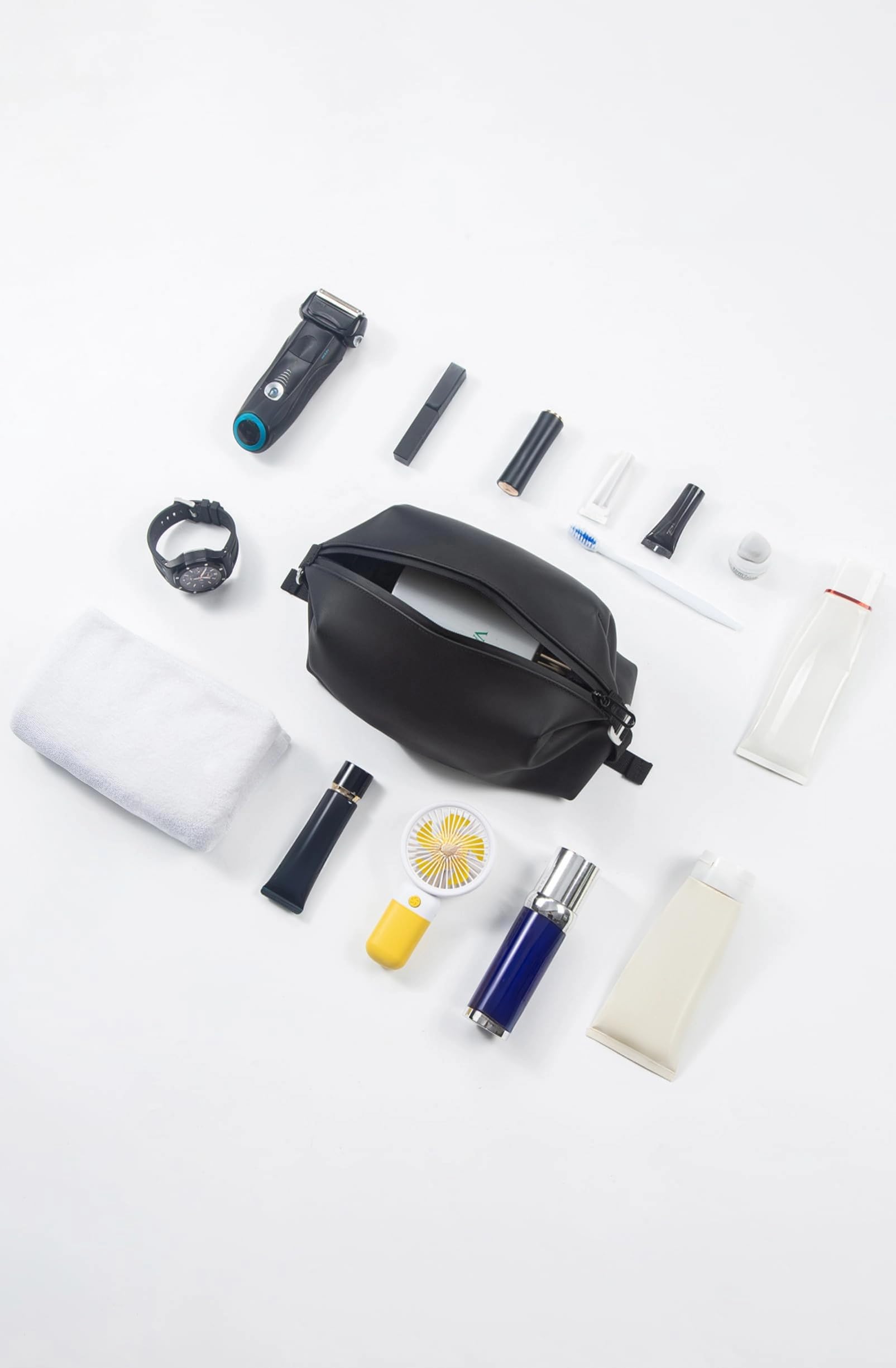 Onbagway trousse toilette silicone noir fond plat qui tient debout sur le comptoir.