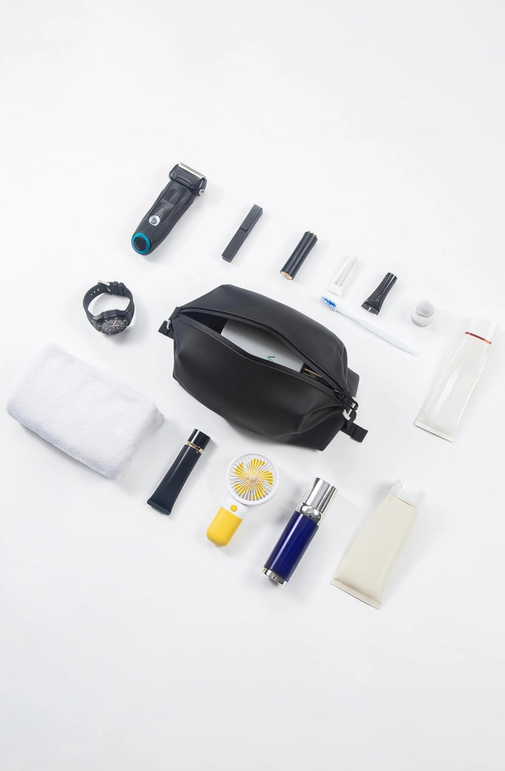 Onbagway trousse toilette silicone noir fond plat qui tient debout sur le comptoir.