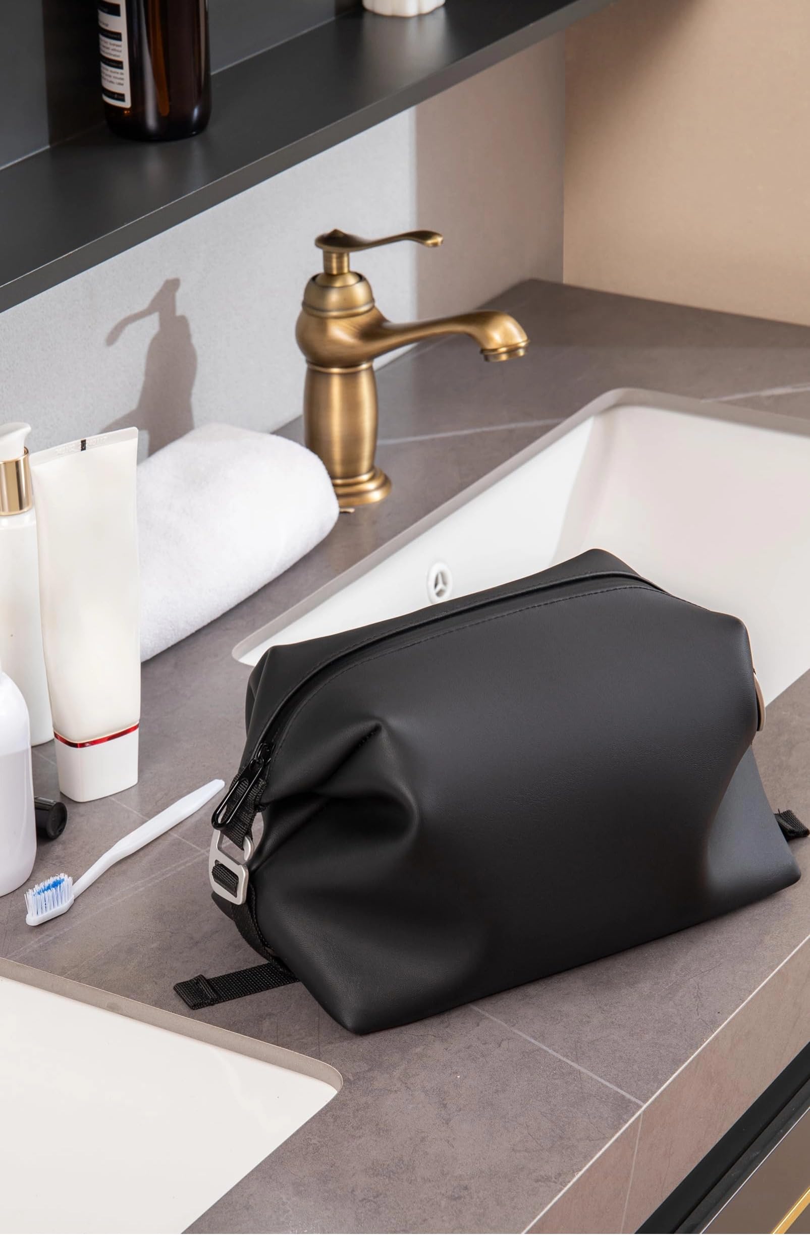 Onbagway trousse toilette silicone noir pliable, rangement compact dans bagage.
