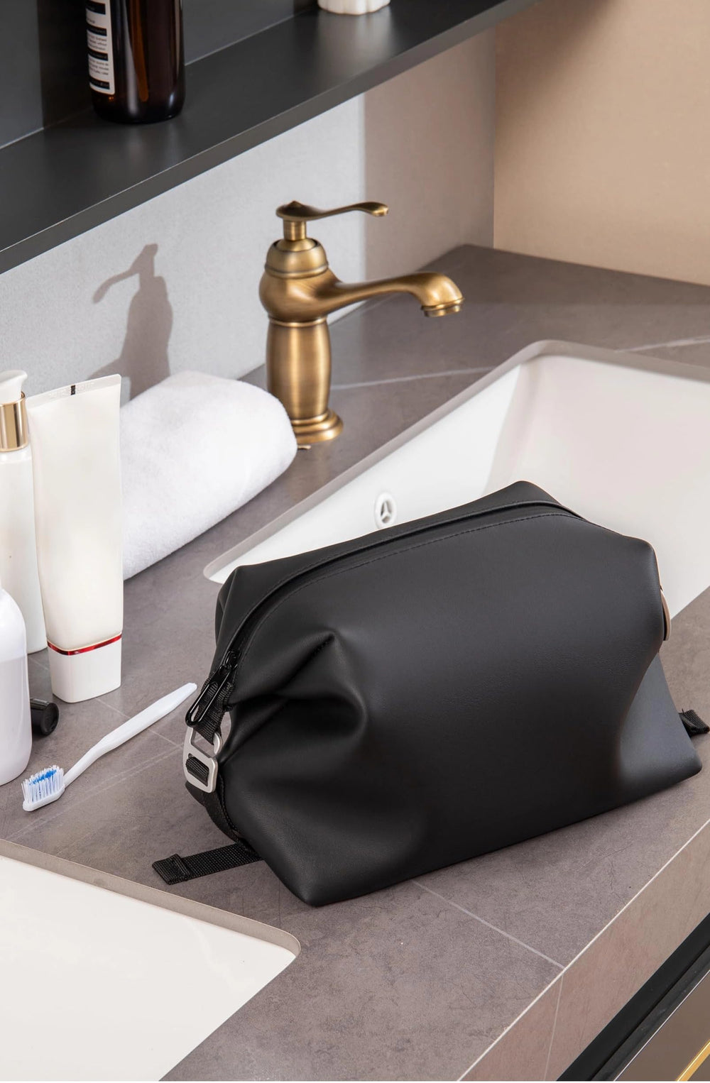 Onbagway trousse toilette silicone noir pliable, rangement compact dans bagage.