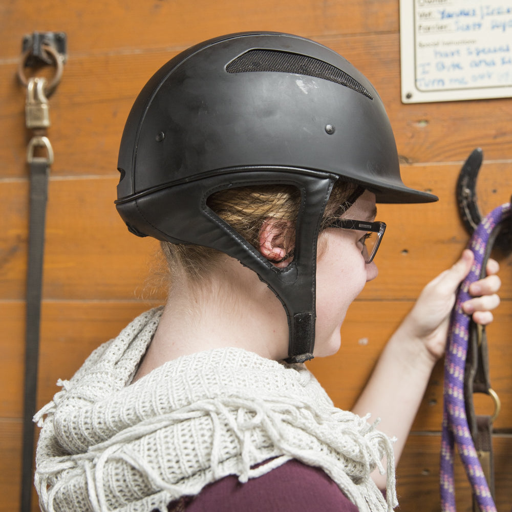 One Knot Hairnet Coloris Marron Moyen se fond parfaitement avec la teinte.