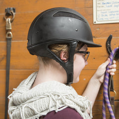 One Knot Hairnet Coloris Marron Moyen se fond parfaitement avec la teinte.