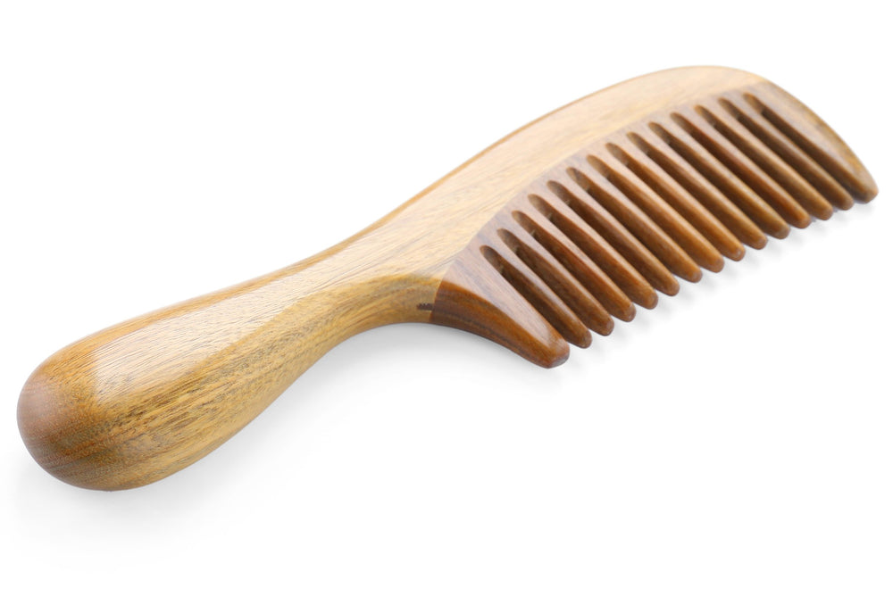 Détail du bois santal vert sur peigne Onedor, grain naturel.