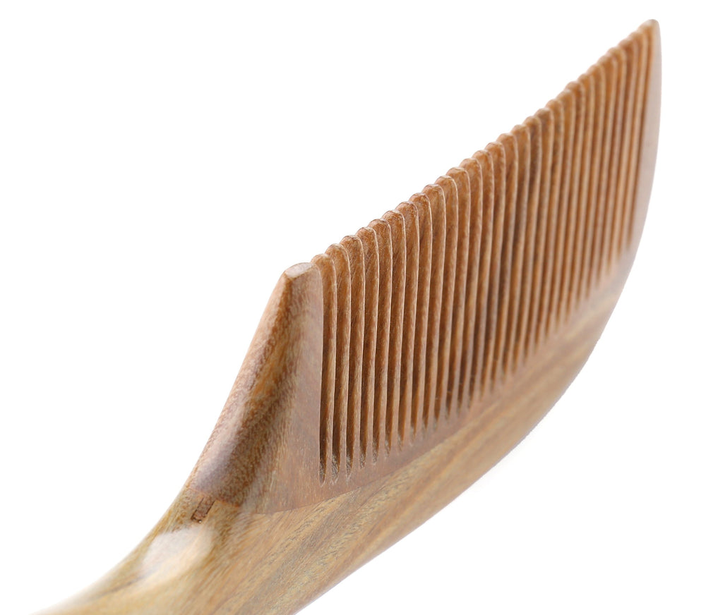 Peigne Onedor en santal vert à dents fines pour dénouage précis.