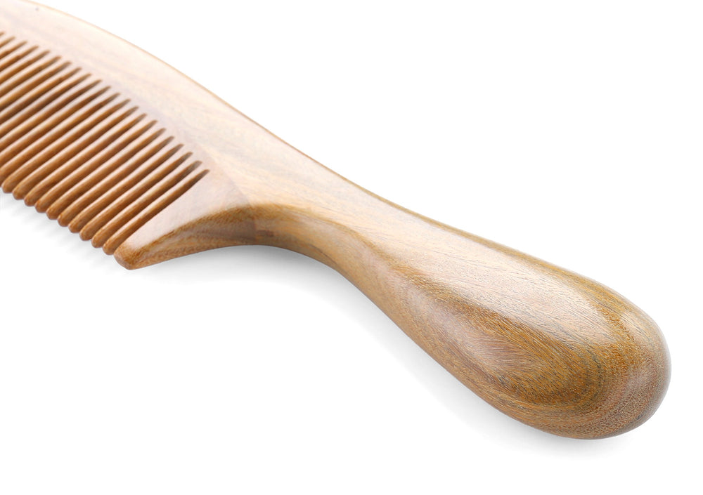Peigne Onedor santal vert, grain fin et finition soignée.