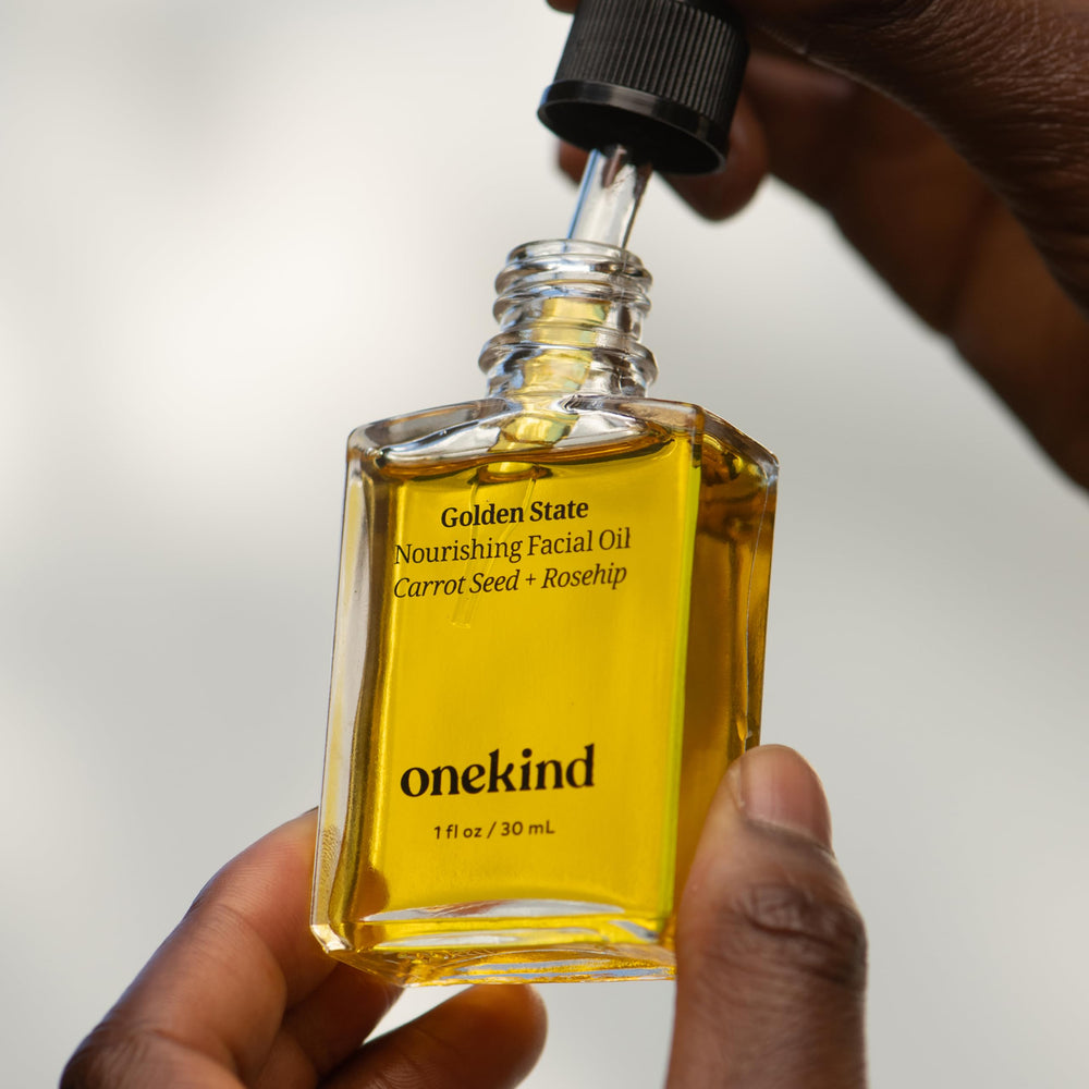 Éclat subtil obtenu avec l huile visage Onekind Golden State.