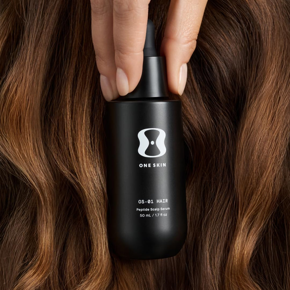 oneskin HAIR OS-01 massage cuir chevelu, favorise absorption et confort d’utilisation.