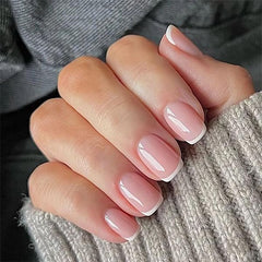 Kit d'ongles à poser blanc avec bout blanc carré prêt pour une manucure rapide.